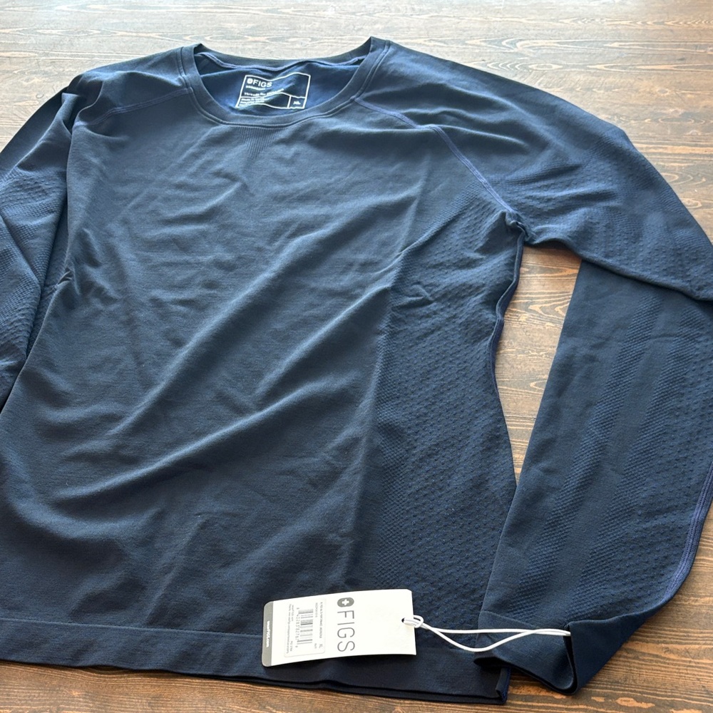 FIGS woman’s Navy Long Sleeve Shirt - seamless